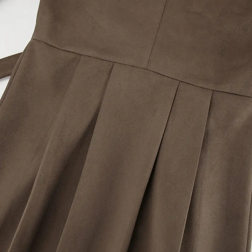 Modèle de 1m70 portant la robe en daim marron taille S.