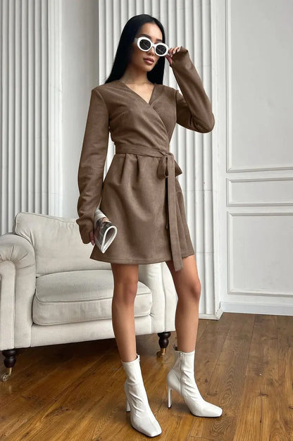Modèle de 1m70 portant la robe en daim marron taille S.
