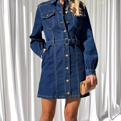 Robe denim bleu clair pour femme au style élégant et tendance.