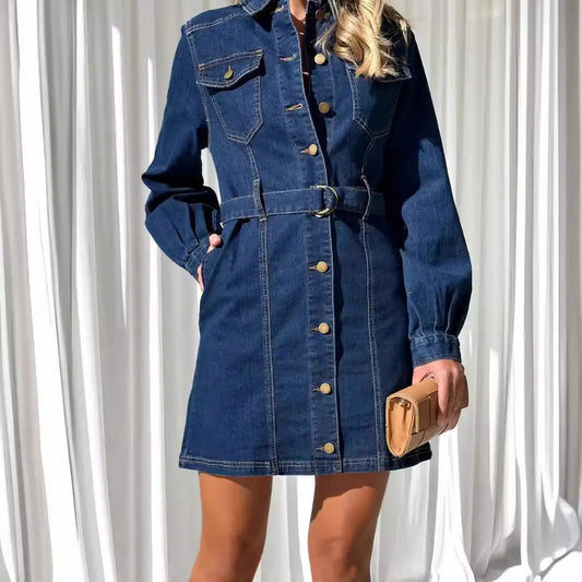 Robe denim bleu clair pour femme au style élégant et tendance.