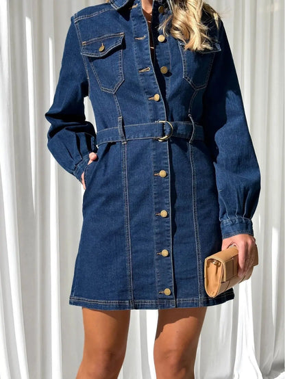 Robe courte en denim ceinturée idéale pour un look casual chic.