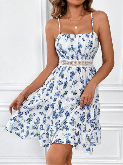 Détail de la taille haute avec bande ajourée d’une robe estivale fluide