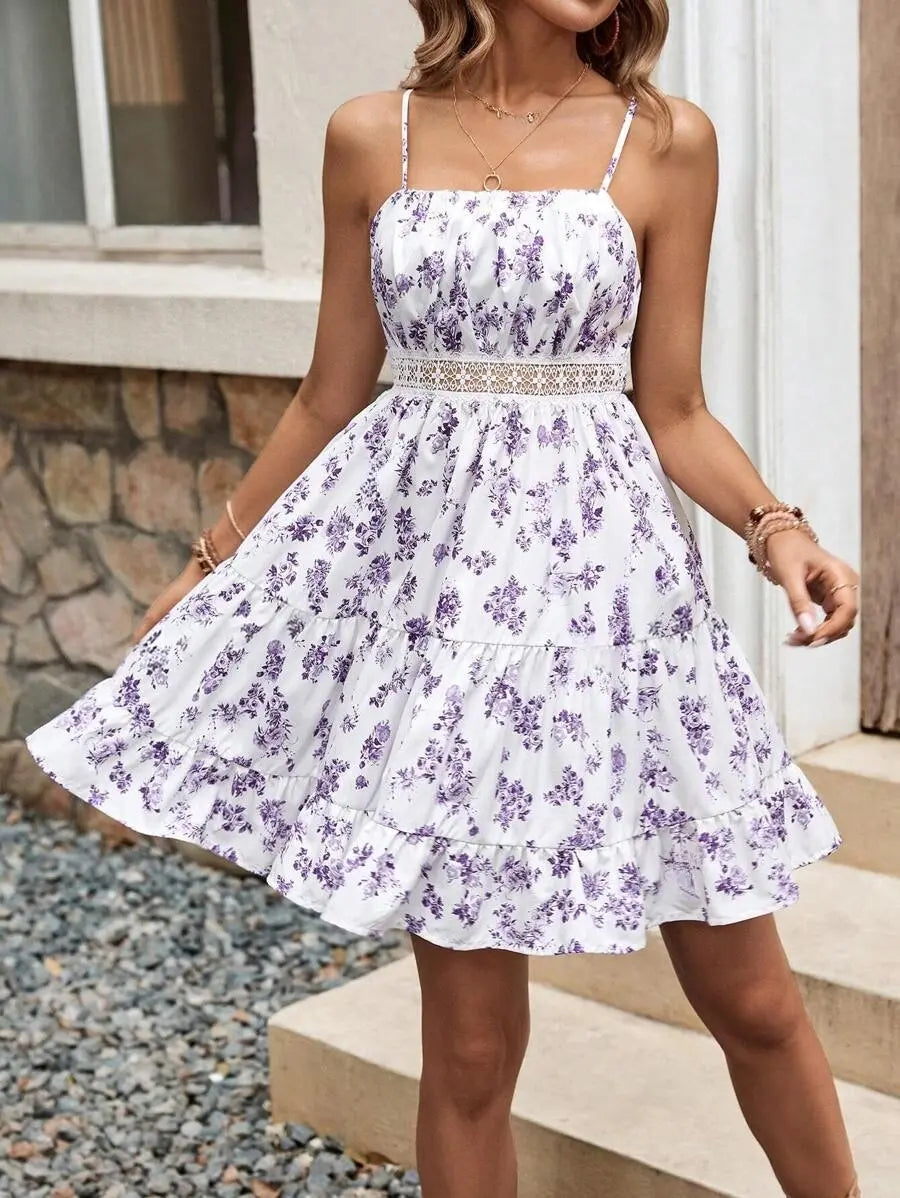 Robe estivale noire fleurie courte avec bretelles réglables et volants