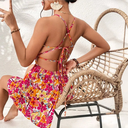 Robe florale bohème bleue courte taille haute avec dos nu et bretelles fines croisées