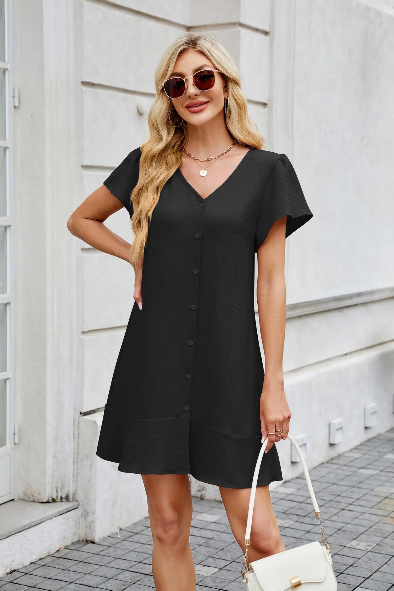 Robe fluide noire chic et décontractée avec col en V et coupe mi-longue