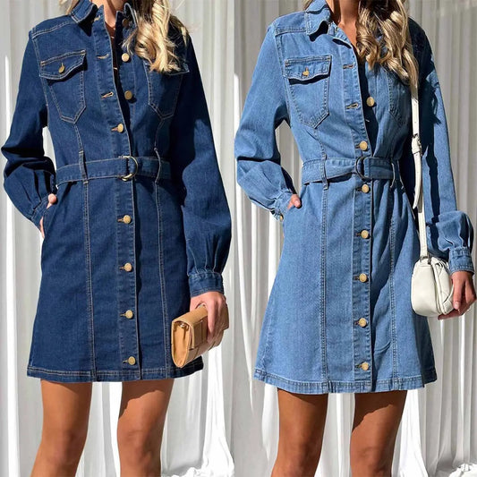 Robe en jean bleu foncé ceinturée pour femme avec manches longues et boutons dorés.