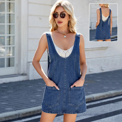 Gros plan sur le tissu en coton doux et fluide d’une robe en jean courte