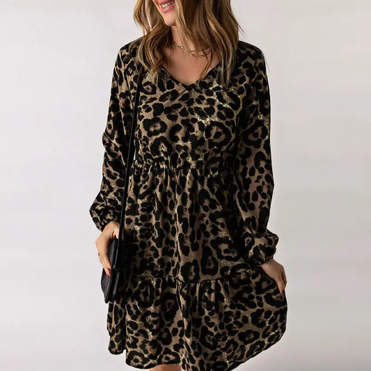 Robe imprimé léopard vue de face, manches longues à volant et coupe ample