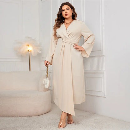 Robe chic grande taille beige à manches longues pour occasions spéciales.