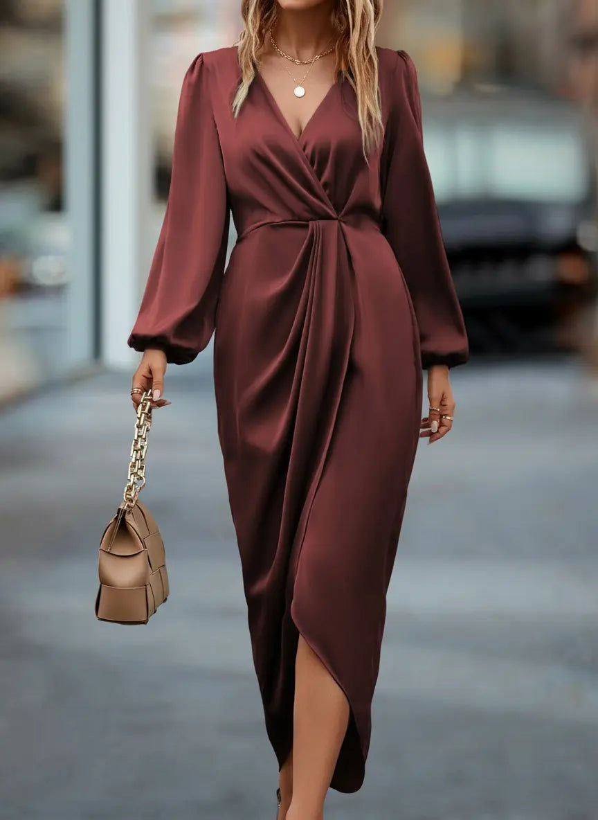 Robe longue satinée bordeaux SecretBombe, coupe portefeuille élégante, manches longues bouffantes