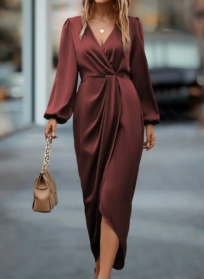 Robe longue satinée bordeaux SecretBombe, coupe portefeuille élégante, manches longues bouffantes