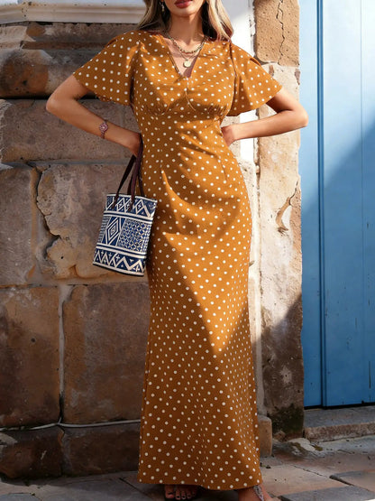Robe longue  à pois blancs élégante avec manches courtes