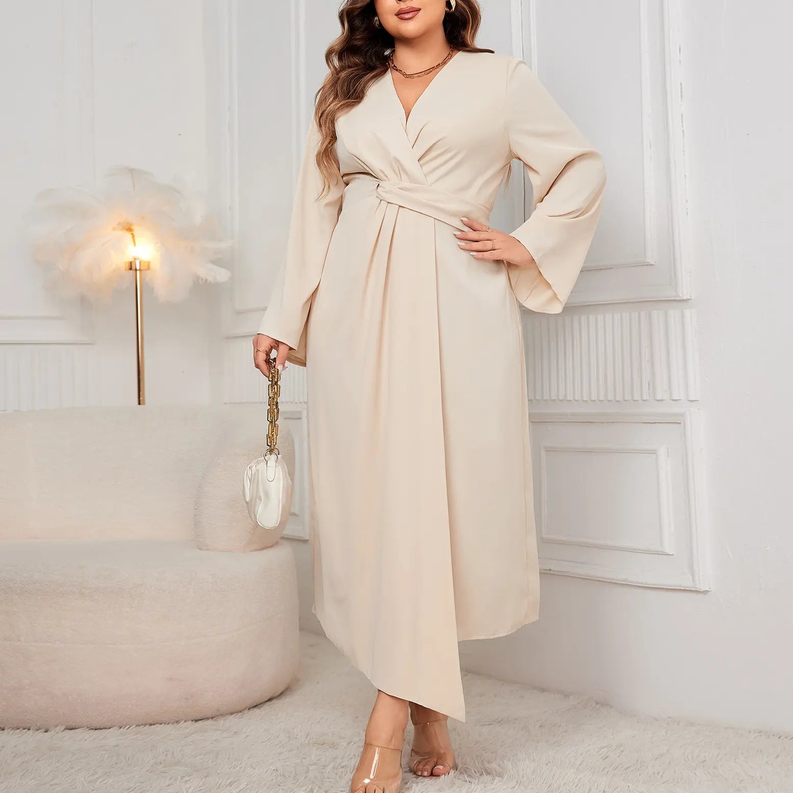 Robe longue beige grande taille pour femme avec col V élégant.