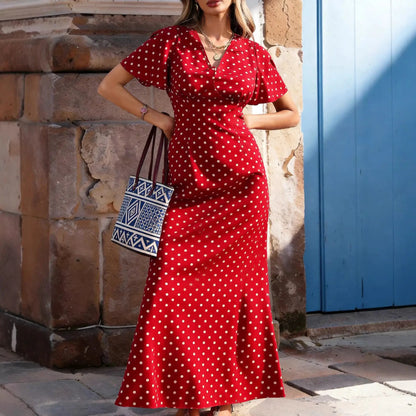 Robe longue rouge à pois blancs vue entière avec coupe élégante