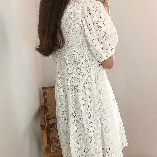 Robe midi brodée noir et blanc avec manches bouffantes