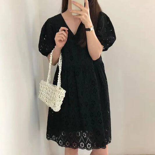 Robe midi brodée noir et blanc avec manches bouffantes