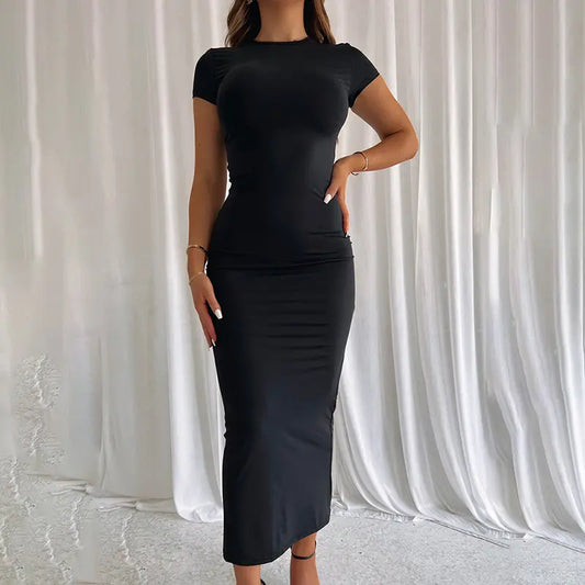 Robe noire slim fit avec col rond et manches courtes, style uni chic pour femmes.
