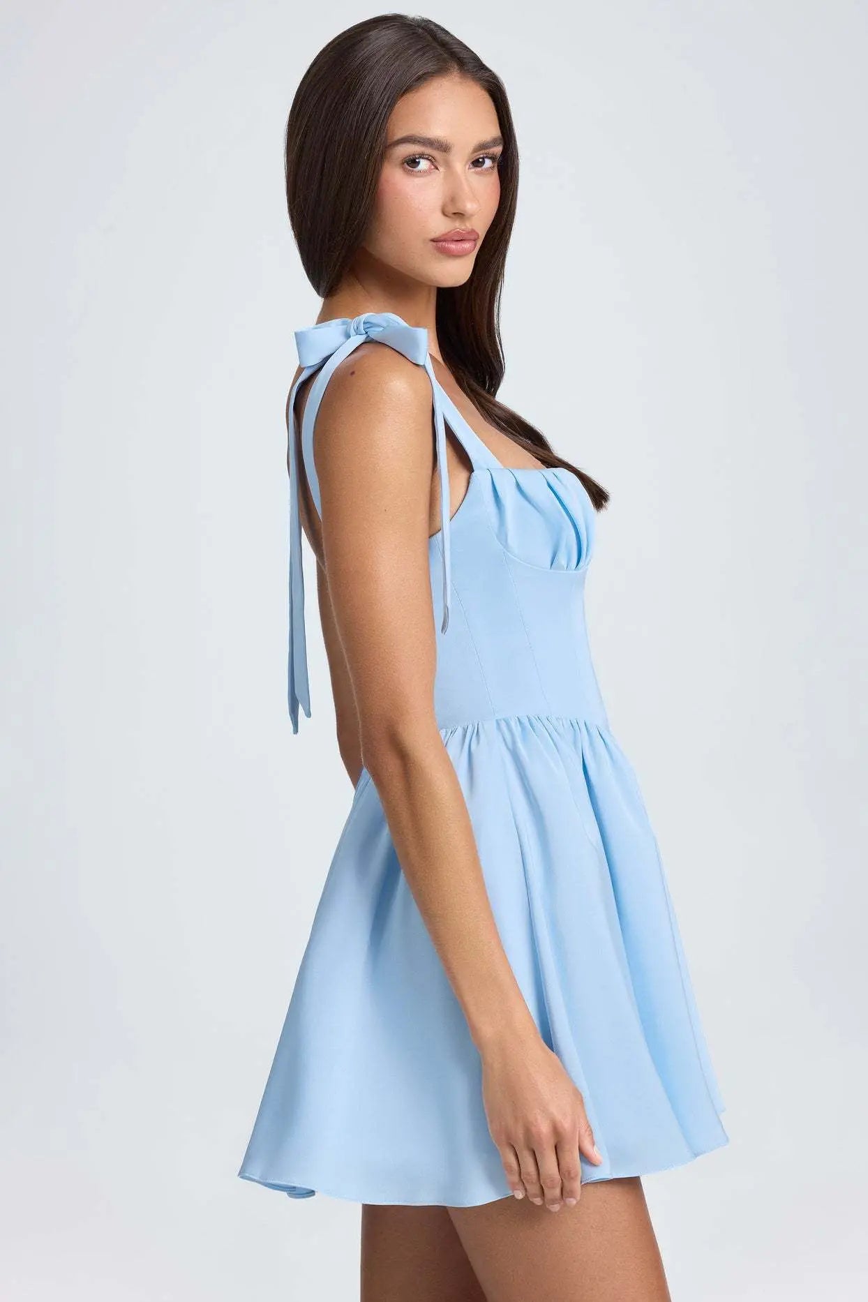 Robe plissée bleu chic avec coupe évasée et lacet au dos