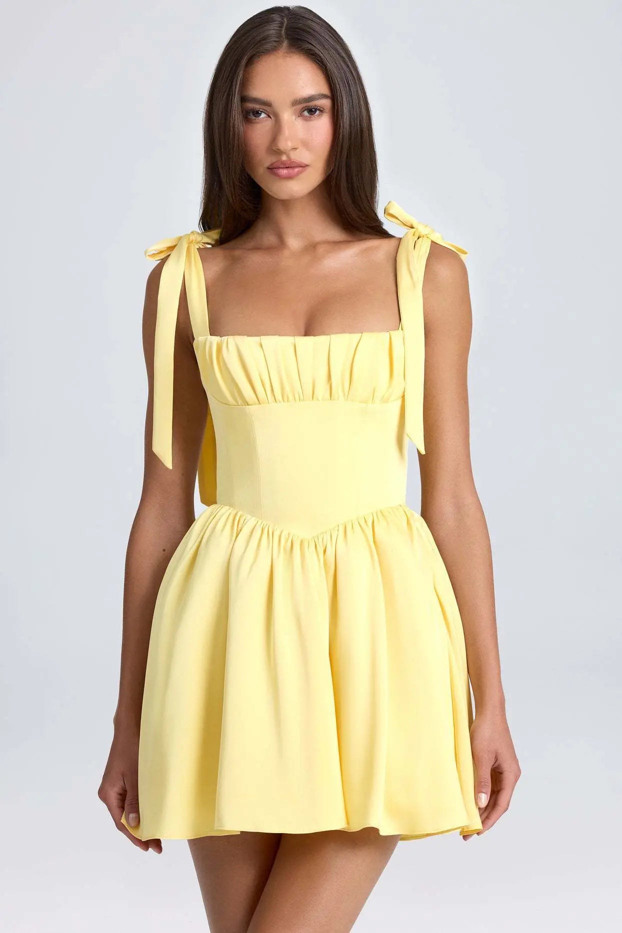 Robe plissée jaune élégante pour femme avec taille haute et bretelles nœuds