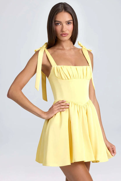 : Robe plissée jaune élégante pour femme avec taille haute et bretelles nœuds