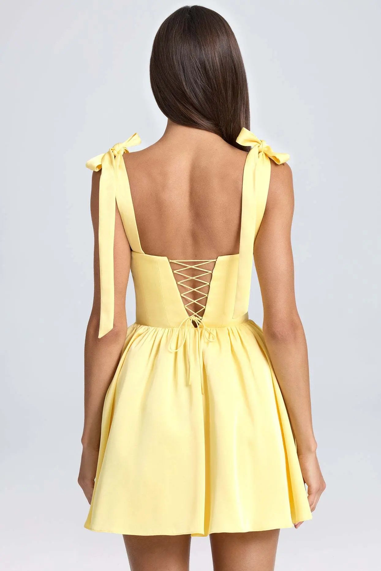 Robe plissée jaune élégante pour femme avec taille haute et bretelles nœuds
