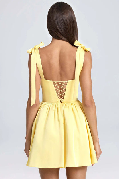Robe plissée jaune élégante pour femme avec taille haute et bretelles nœuds