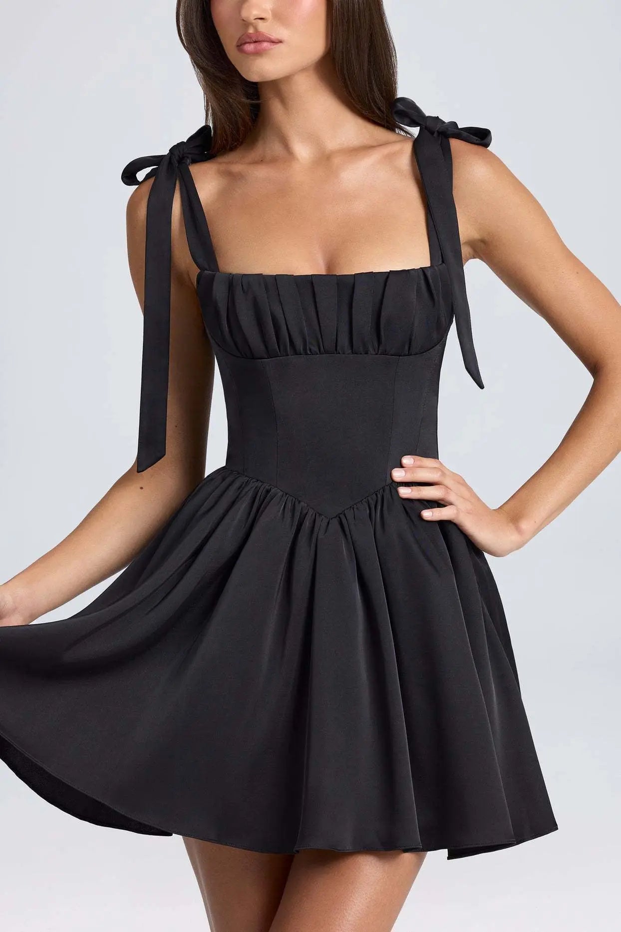 Robe plissée noire courte et fluide pour un style élégant