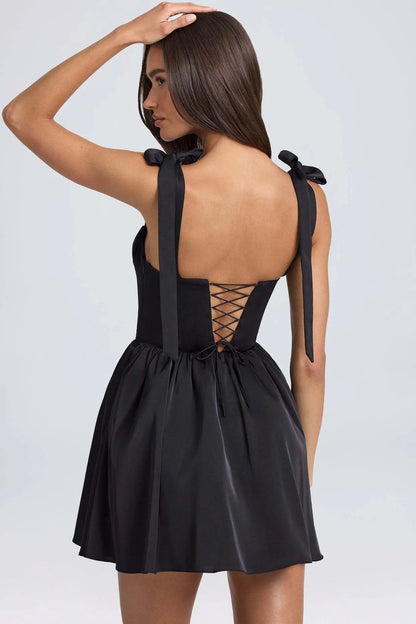 Robe plissée noire courte et fluide pour un style élégant