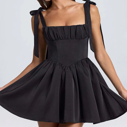 Robe plissée noire courte et fluide pour un style élégant