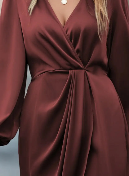 Robe bordeaux SecretBombe avec drapé sophistiqué à l’avant, style glamour et féminin
