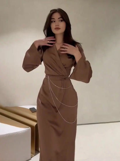 Robe satinée disponible du S au XXL, fluide, confortable et raffinée