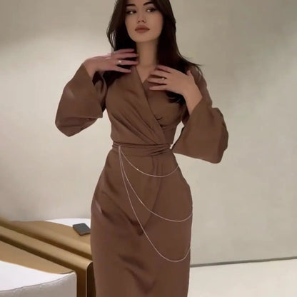 Robe satinée parfaite pour une soirée élégante ou un cocktail