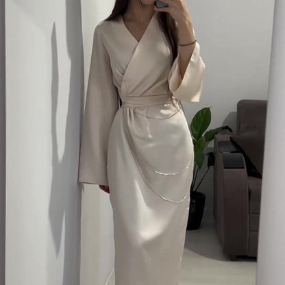 Robe effet satin champagne parfaite pour une soirée ou un événement spécial
