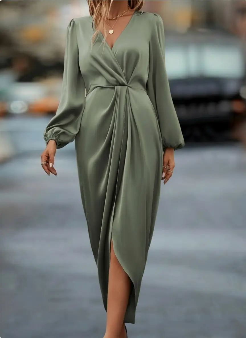 Robe satin SecretBombe, décolleté croisé en V, tissu fluide et brillant