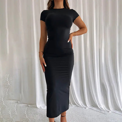 Robe slim mi-longue noire, coupe cintrée effet seconde peau, manches courtes et col rond, élégante et moderne.