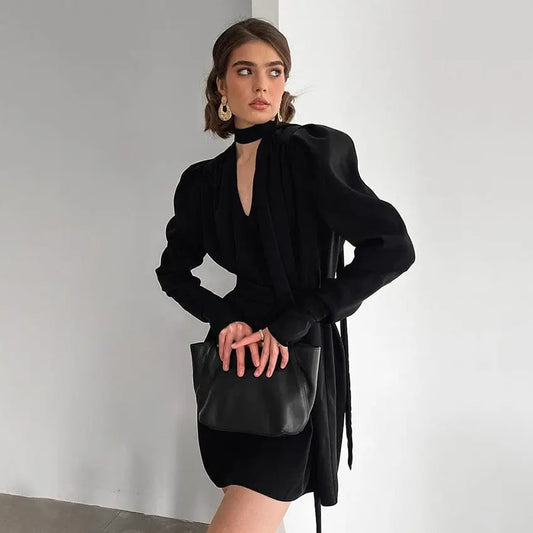 Robe trapèze noire courte vue de face avec détails couture raffinés
