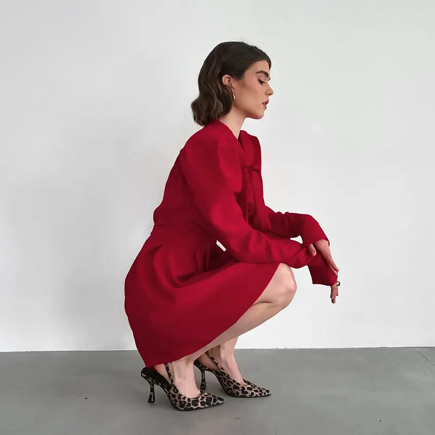 Robe trapèze rouge fluide vue de profil mettant en valeur la silhouette
