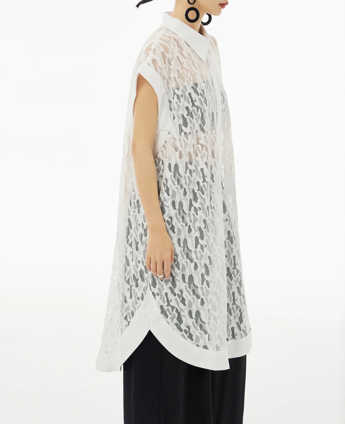Gros plan sur le col chemise d’une robe tunique fluide et élégante