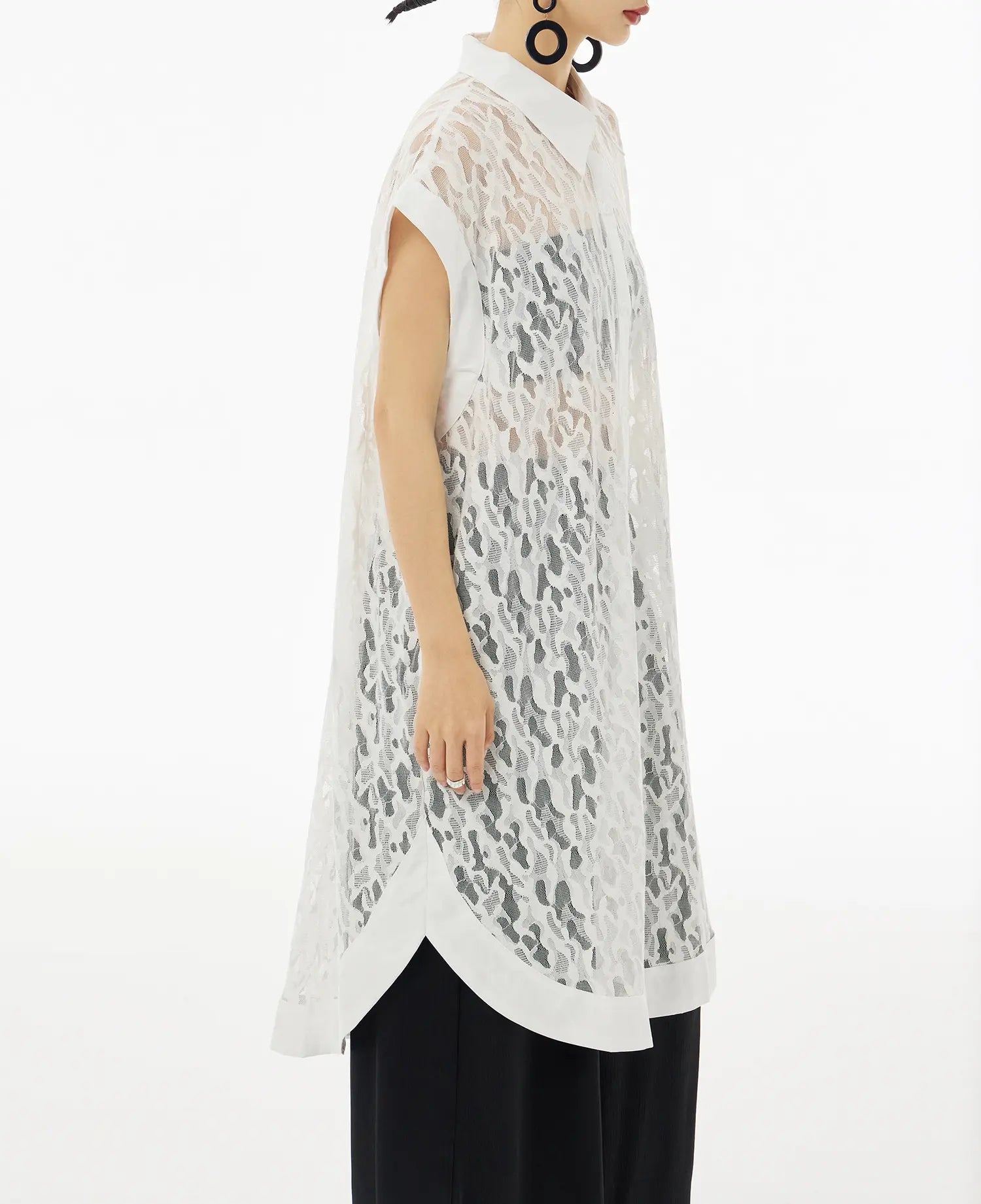 Gros plan sur le col chemise d’une robe tunique fluide et élégante