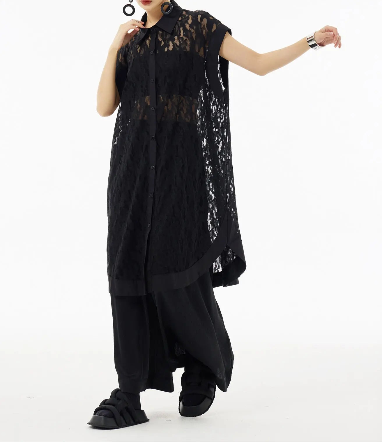 Robe tunique fluide noire pour femme, col chemise et fermeture boutonnée, style chic et audacieux