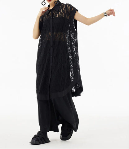 Robe tunique fluide noire pour femme, col chemise et fermeture boutonnée, style chic et audacieux
