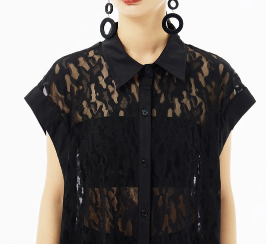 Robe tunique fluide noire pour femme, col chemise et fermeture boutonnée, style chic et audacieux