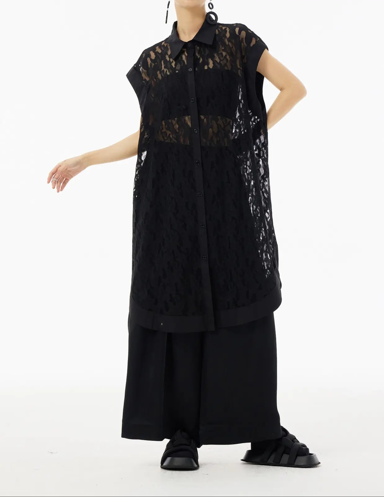 Robe tunique fluide et élégante portée pour un style bureau chic et confortable