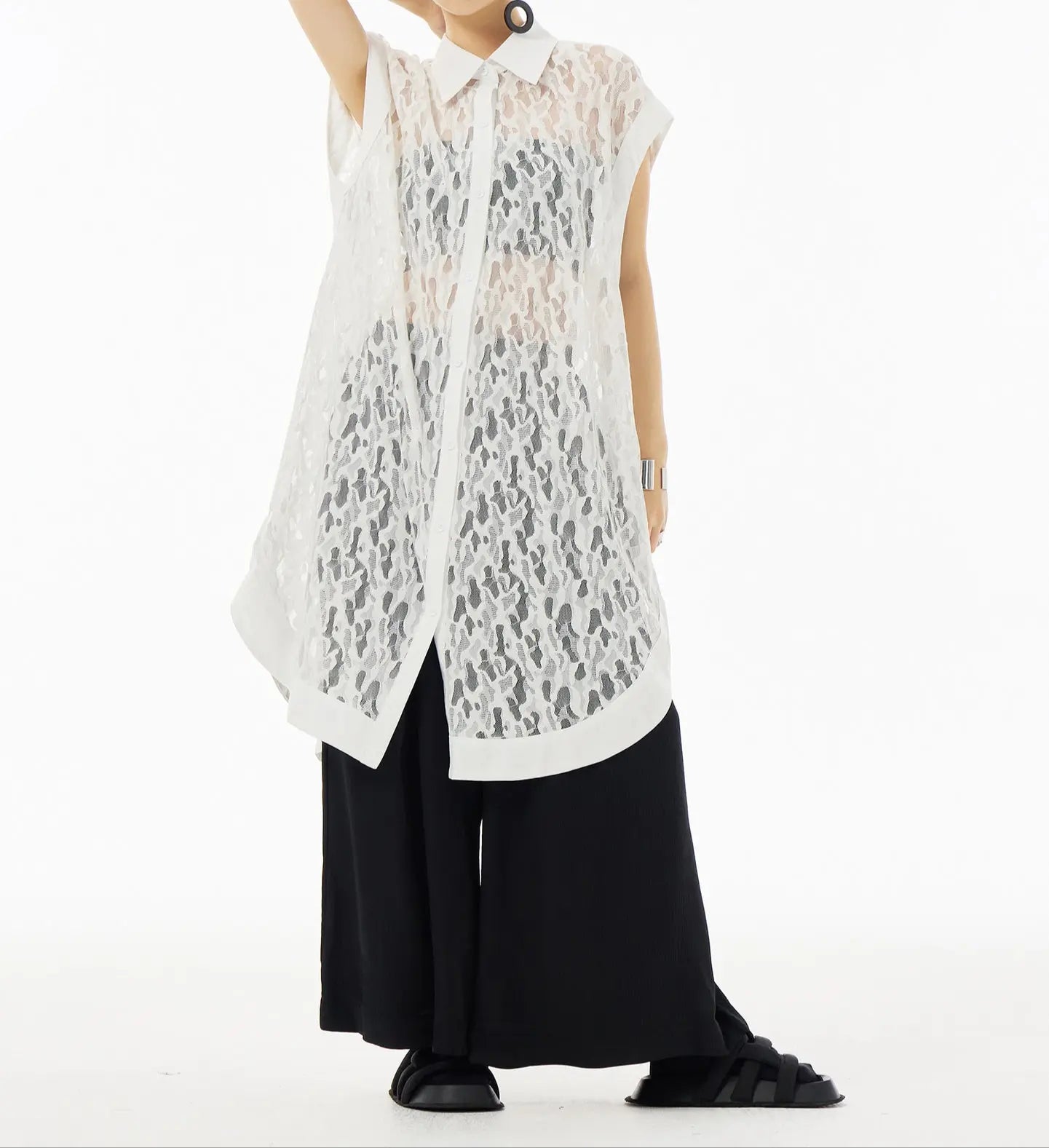 Robe tunique fluide et ample pour soirée ou événement spécial, style moderne et audacieux