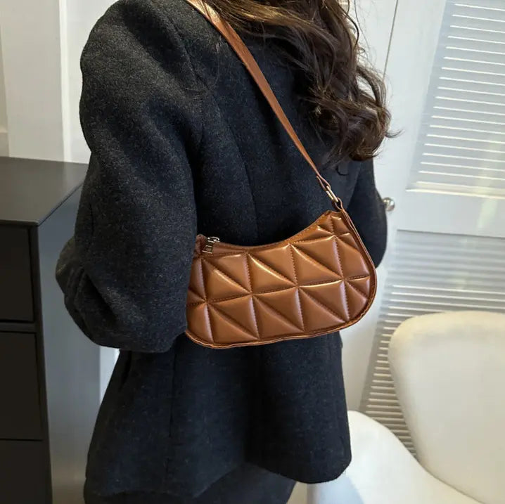 Sac bandoulière marron en cuir végan matelassé, vue de face.