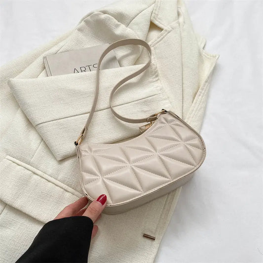Sac bandoulière blanc en cuir végan matelassé, vue de face.