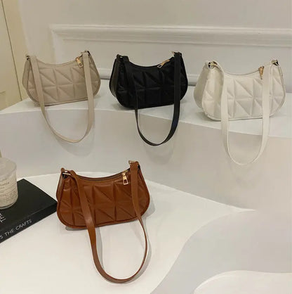 Sac bandoulière en cuir végan porté avec une tenue casual-chic.
