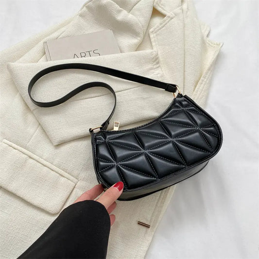 : Sac à main bandoulière noir en cuir végan matelassé, vue de face.