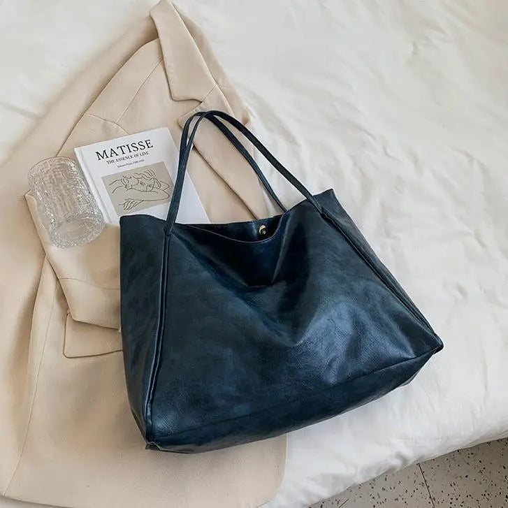 "Sac à main chic en finition cuir lisse, polyvalent et spacieux"