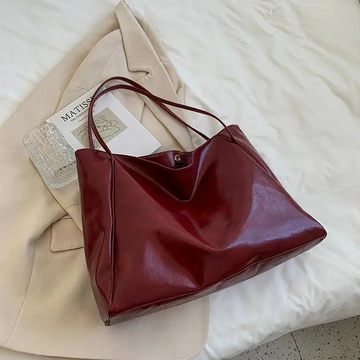"Sac à main chic en finition cuir lisse, polyvalent et spacieux"